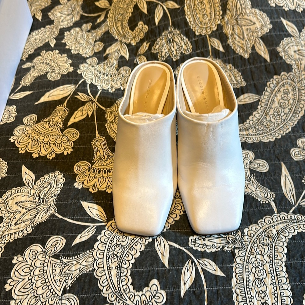 Brand new mules, size 8. The hill is 3.5”. Made by Studio Amelia in Spain